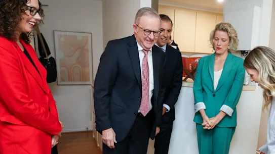 Anthony Albanese, le trésorier Jim Chalmers et la ministre du Logement Clare O'Neil rencontrent Mika Rosewarne et son chien Pikelet à Canberra pour parler des mesures de logement contenues dans le budget de la semaine dernière.