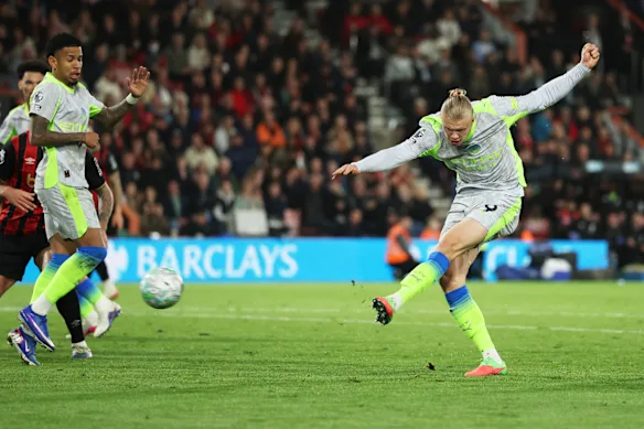 Erling Haaland de Manchester City marque contre Bournemouth mercredi matin AEST.