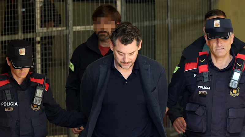 Le fils d'un magnat de la mode milliardaire arrêté comme suspect dans sa mort en randonnée