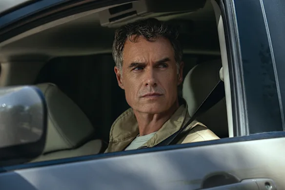 Murray Bartlett dans le rôle du menaçant Dennis.