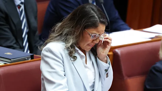 Price prononce un discours en larmes pour Kumanjayi Little Baby au Sénat.