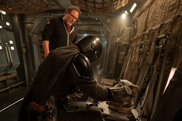 Jon Favreau sur le plateau avec Pedro Pascal.