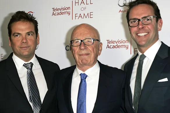 James Murdoch (à droite) a racheté le magazine New York, qui appartenait auparavant à son père Rupert Murdoch (au centre).