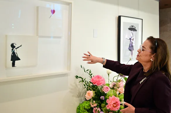 Roberta Kramer, vice-présidente senior d'Heritage Auctions, présente les œuvres d'art de Banksy, Girl with Balloon et Nola, avant la vente aux enchères.