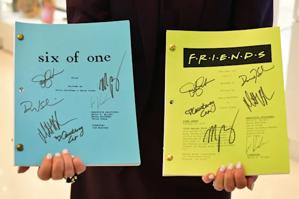 Les scénarios du premier et de l'avant-dernier épisode, dédicacés par les acteurs, de la série télévisée Friends sont également en vente. 