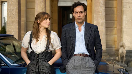   Bella Maclean dans le rôle de Taggie O'Hara et Alex Hassell dans le rôle de Rupert Campbell-Black dans Rivals.