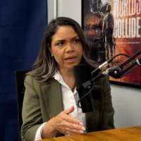 Le sénateur est d&rsquo;accord avec l&rsquo;animateur du podcast sur l&rsquo;arrêt de l&rsquo;afflux migratoire tout en rejetant les définitions ethniques de l&rsquo;identité australienne