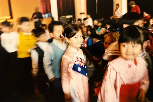 L'écrivain, au centre, à l'école primaire, porte un Ao Dai, ou robe traditionnelle vietnamienne avec un drapeau australien.