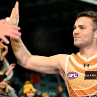 L&rsquo;entraîneur des Hawthorn Hawks, Sam Mitchell, soutient l&rsquo;équipe médicale de son club après le test de commotion cérébrale de Nick &lsquo;the Wizard&rsquo; Watson contre les Adelaide Crows à Launceston, en Tasmanie.