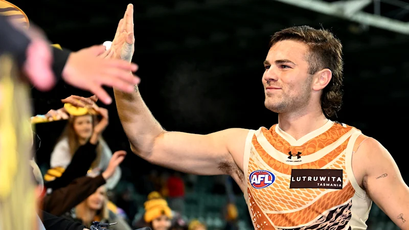 L'entraîneur des Hawthorn Hawks, Sam Mitchell, soutient l'équipe médicale de son club après le test de commotion cérébrale de Nick 'the Wizard' Watson contre les Adelaide Crows à Launceston, en Tasmanie.