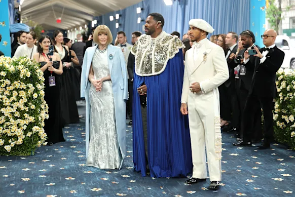Lewis Hamilton dans un béret Stephen Jones avec Anna Wintour et Colman Domingo au Met Gala de l'année dernière.