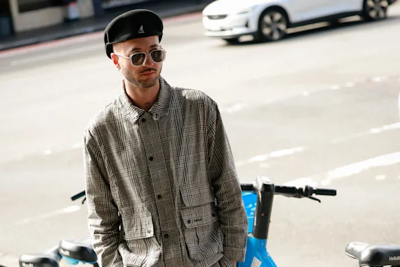 Invitée au défilé Jordan Gogos à l'Australian Fashion Week à Sydney, portant un béret Kangol le 14 mai.