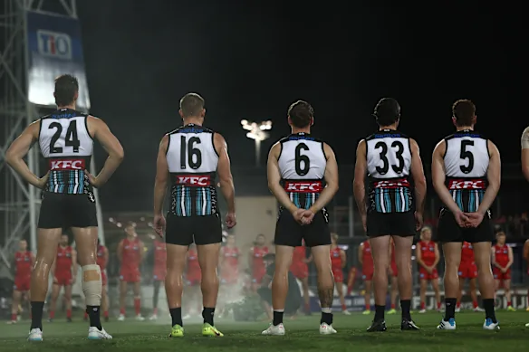 Les joueurs de Port Adelaide et de Gold Coast ne faisaient qu'un pour la cérémonie de bienvenue dans le pays et culturelle avant leur match Sir Doug Nicholls Round à Darwin au début du mois.