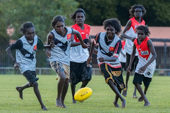 Le fait que personne de Maningrida n’ait joué dans l’AFL ou l’AFLW témoigne d’un problème profond : le déclin continu du nombre de footballeurs autochtones au niveau élite.