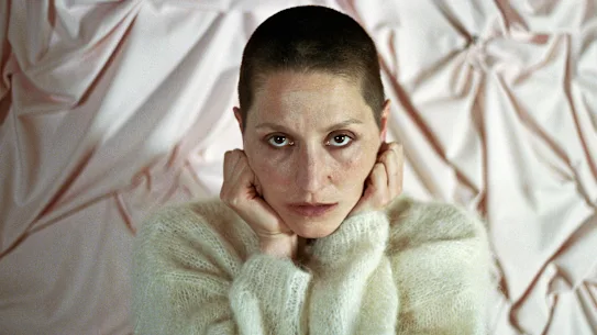 Cate Le Bon dit qu'elle préférerait être célibataire plutôt que de subir le travail genré d'une relation malheureuse.