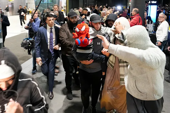 Un groupe de partisans entoure une famille liée à l’État islamique alors qu’elle arrive à l’aéroport de Melbourne le 7 mai.