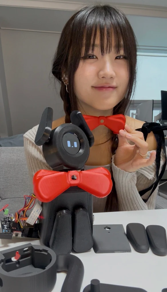 La créatrice de contenu sud-coréenne « Summer » Sunkyoung Roh, avec le robot compagnon qu'elle a construit.