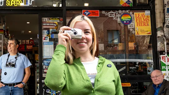 Lilly Orrell, 26 ans, en dehors de Sydney Super 8, préfère tourner sur pellicule parce que « cela capture l'instant ».