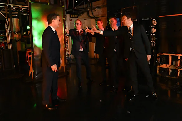 Stephen Colbert avec l'équipage « Strike Force Five » (de gauche à droite) John Oliver, Seth Meyers, Jimmy Kimmel et Jimmy Fallon. 