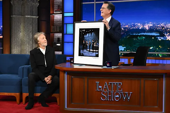 Cadeau d'adieu de Paul McCartney à Stephen Colbert : une photo des Beatles apparaissant sur le même plateau du Ed Sullivan Show il y a 62 ans.