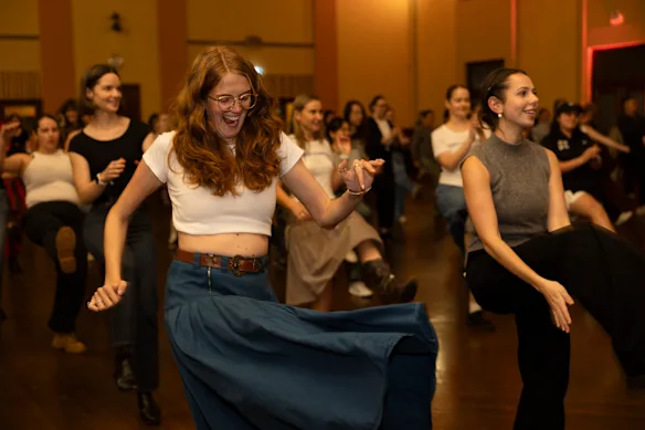Alix Crowe (à gauche) a été invitée à son premier événement de danse en ligne par des amis. 