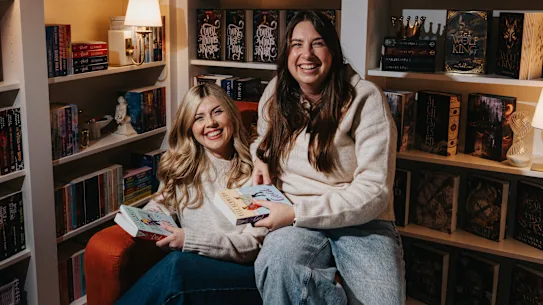 Larissa Chadwick, à gauche, qui dirige un club de lecture mensuel dédié à la fiction romantique, avec son meilleur ami et membre du club Reagen McKean.