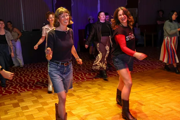 Marion McGettigan (à gauche) et Annabel Hickmott (à droite) à Country Struts à Brunswick. 