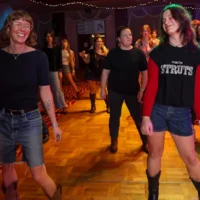 Les jeunes lèchent leur téléphone pour aller danser en ligne et adorent ça