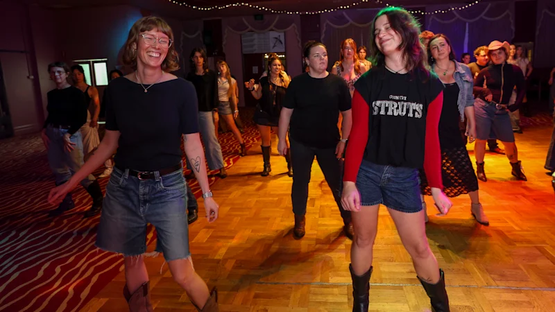 Les jeunes lèchent leur téléphone pour aller danser en ligne et adorent ça