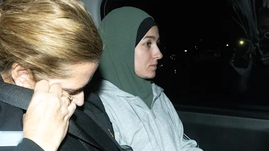 Janai Safar est escorté de l'aéroport de Sydney au poste de police de Mascot après son retour en Australie depuis la Syrie jeudi soir.