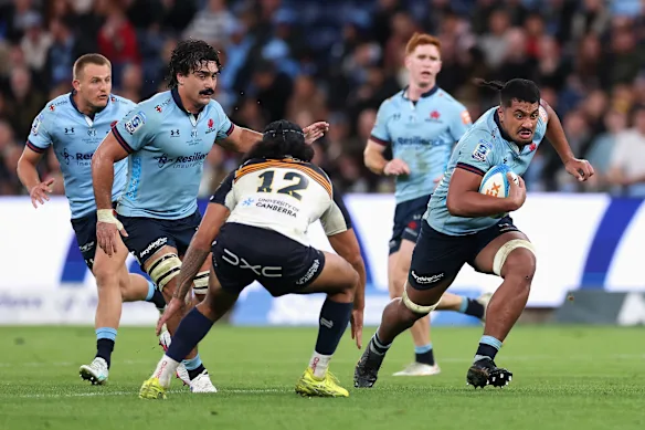 Clem Halaholo des Waratahs dirige le ballon 