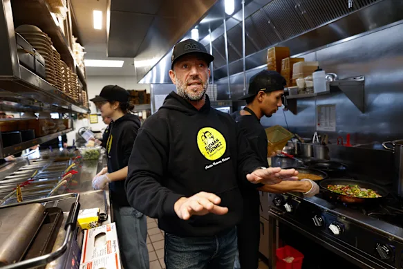 Le co-directeur général Steven Marks dans la cuisine du magasin Guzman y Gomez à Schaumburg, dans l'Illinois, le 5 mars. Les huit magasins américains ont été fermés avec effet immédiat.