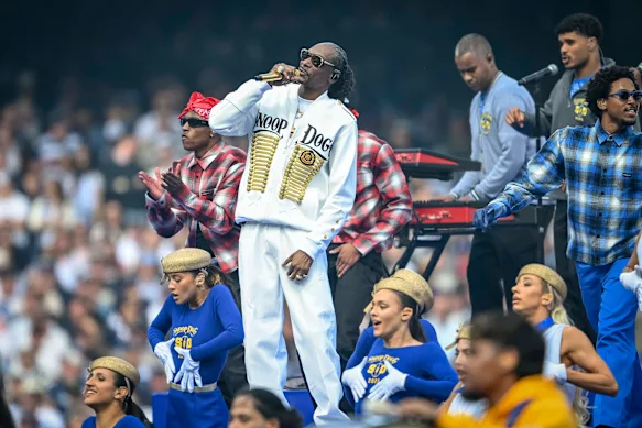 Snoop a modifié certaines paroles dans le but de rendre son émission plus familiale.