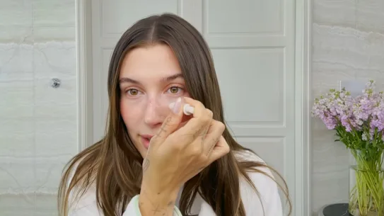 Hailey Bieber a ouvert la voie à la tendance des fausses taches de rousseur.