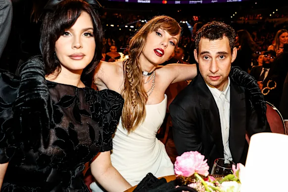 Antonoff avec deux de ses collaborateurs emblématiques, Lana Del Rey et Taylor Swift.
