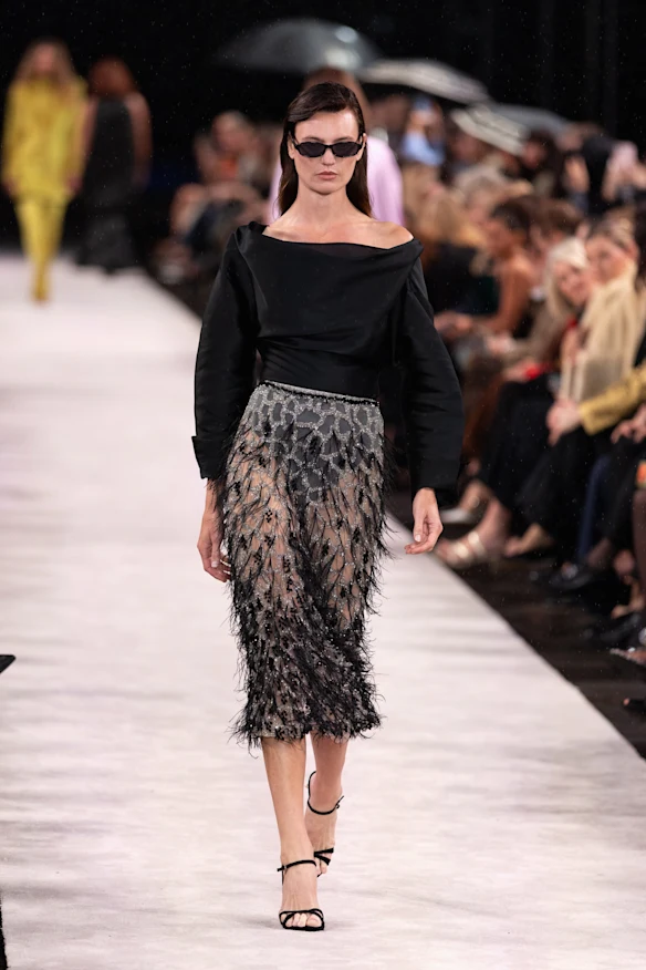 Carla Zampatti conçoit sur le podium de la Fashion Week australienne.