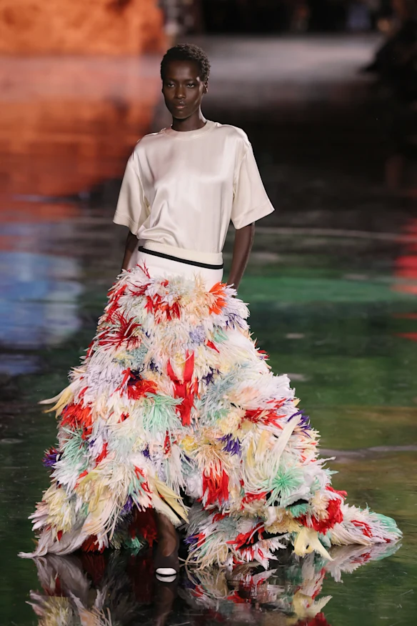 Awar Odhiang incarne le glamour dans son intégralité au défilé Chanel de la Fashion Week de Paris en octobre.