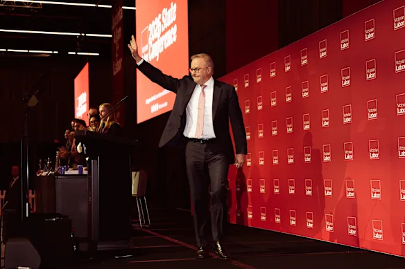 Anthony Albanese remercie les membres travaillistes à Melbourne Park samedi.