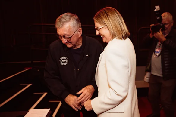 Jacinta Allan et son père, Peter, lors de la conférence d'État du parti travailliste de Victoria.