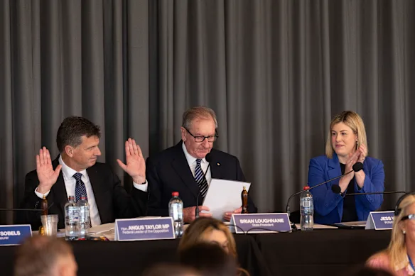 Le chef de l'opposition Angus Taylor (à gauche) au conseil d'État libéral de Victoria samedi aux côtés du nouveau président de l'État Brian Loughnane et de la chef de l'opposition de l'État, Jess Wilson.