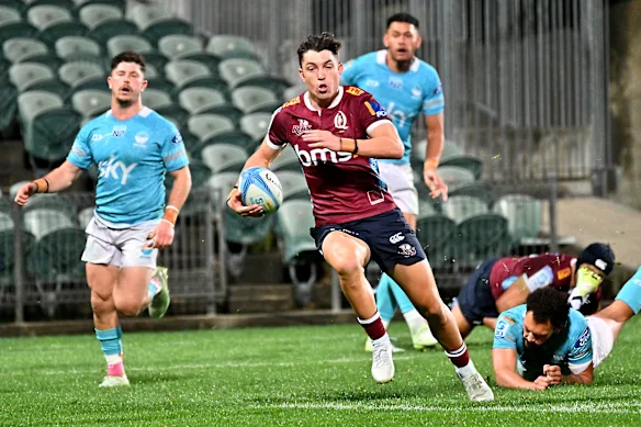 Jock Campbell des Reds marque un essai lors du match de Super Rugby de la ronde 15 contre Moana Pasifika au stade North Harbour.