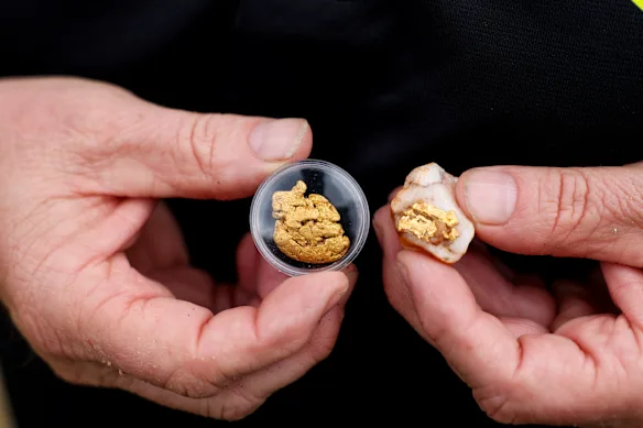 Trouver de l'or est souvent un travail physique chaud, dur et sale qui implique beaucoup de marche et de creusement dans des endroits éloignés et difficiles d'accès, disent les prospecteurs.
