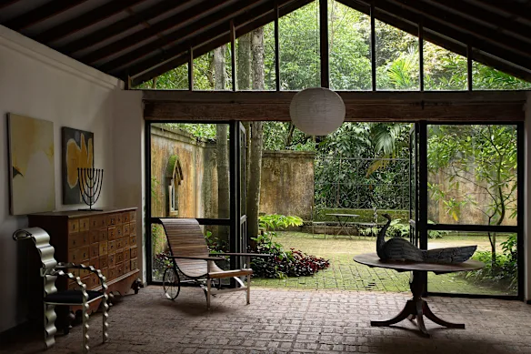 À l'intérieur de la maison de Lunuganga, qui présente des carreaux de terre cuite, du bois et des objets récupérés, comme de nombreuses créations de Bawa.