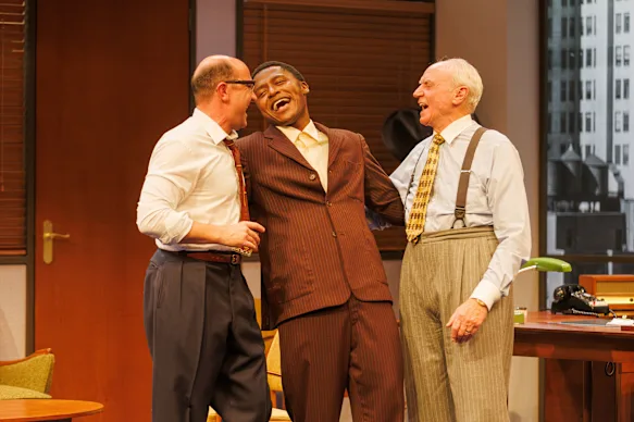 Josh McConville, Donné Ngabo et Alan Dale dans Rétrograde.