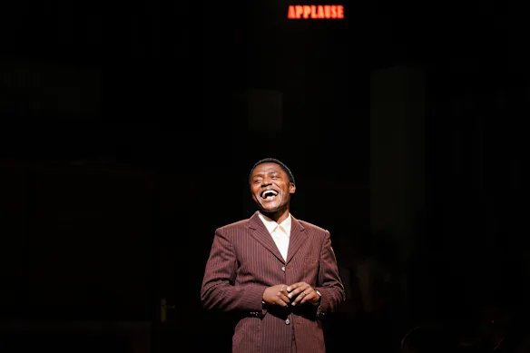 Donné Ngabo ne se contente pas de ressembler étrangement à Poitier, mais reproduit également magistralement la voix caractéristique de l'acteur.