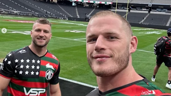 Les coéquipiers des Rabbitohs, Jai Arrow et Tom Burgess, au Allegiant Stadium de Las Vegas en 2024.