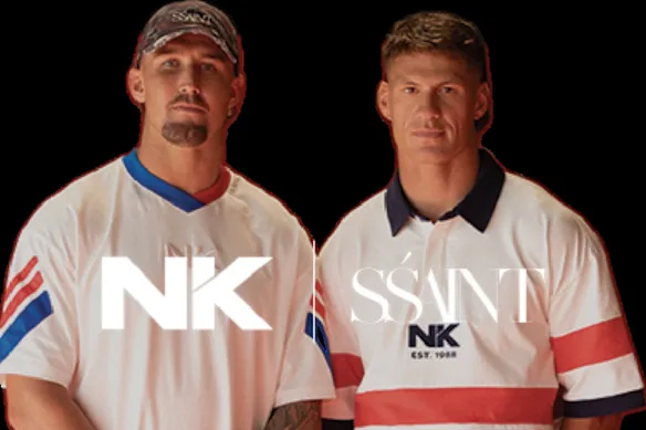 La paire des Newcastle Knights NRL Dylan Lucas (à gauche) et Kalyn Ponga dans la marque SSAINT.