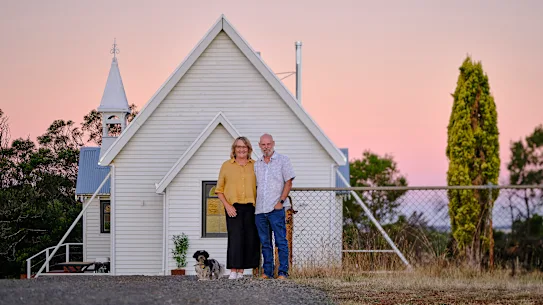 Les propriétaires Ros et Craig devant l'église de Breakaway Creek sur Restoration Australia.