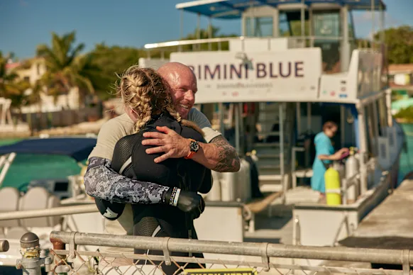 L'expert en plongée et survivant d'une attaque de requin, Paul de Gelder, embrasse Ariarne Titmus dans Shark ! 