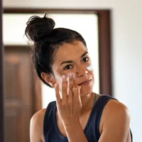 Comment voyager léger avec des produits multi-usages, des SPF et des conseils de soins de la peau